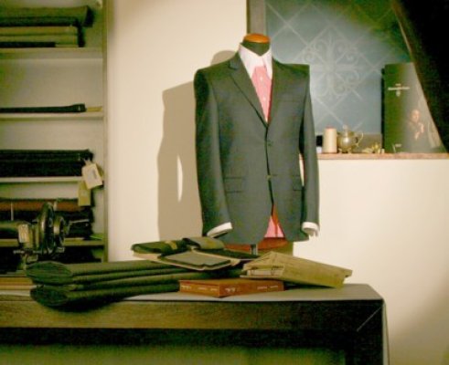 O firmă de croitorie face costume anti-glonţ cu 20.000 de dolari bucata